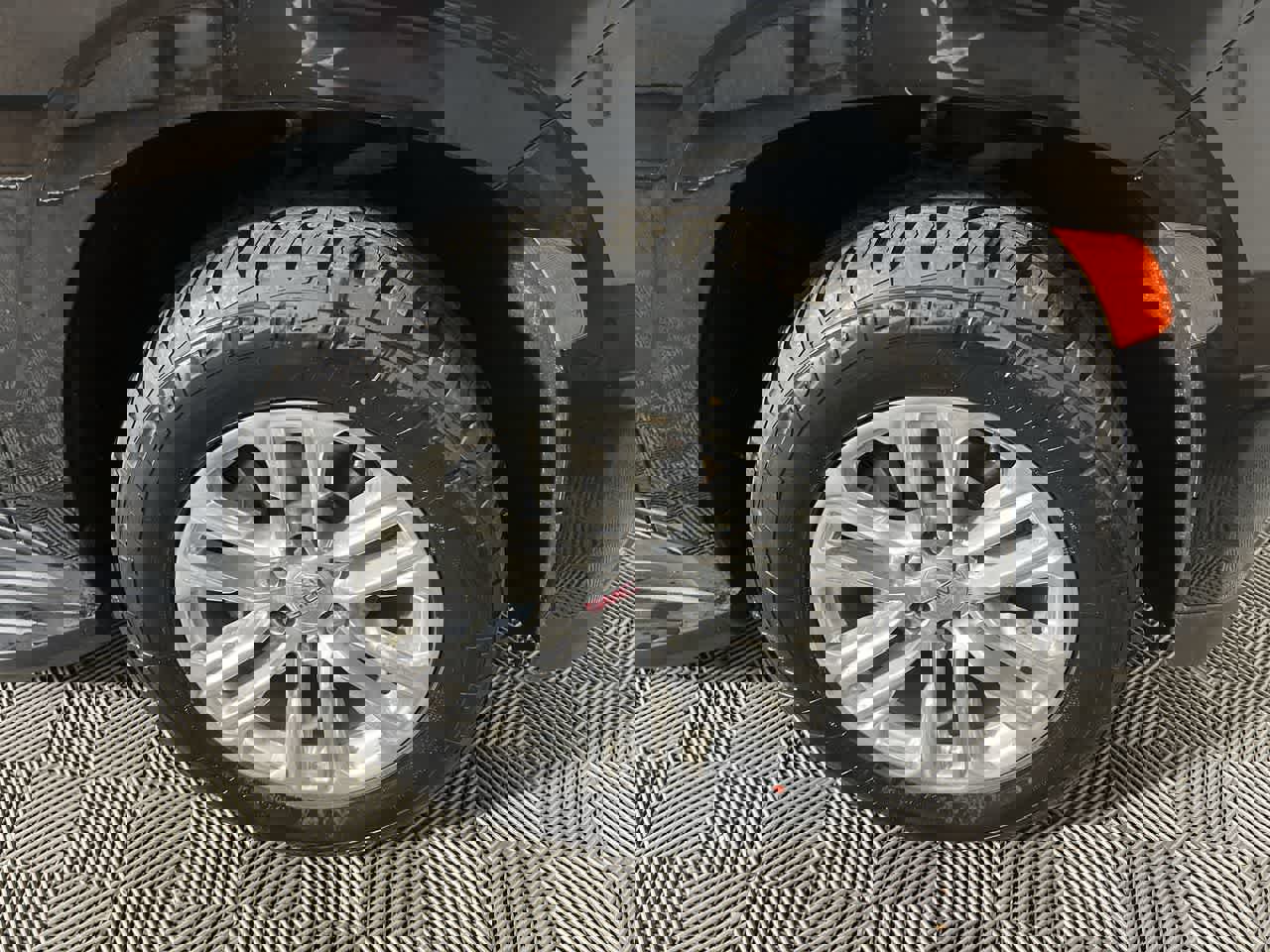 Used 2024 GMC Yukon XL SLT image 10