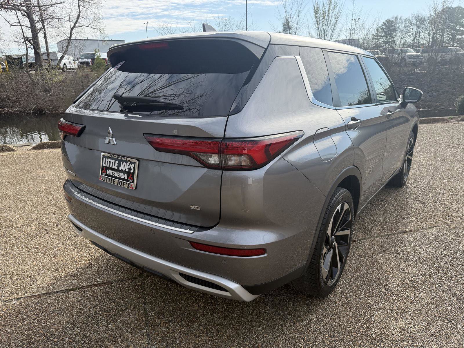 Used 2022 Mitsubishi Outlander SE image 3