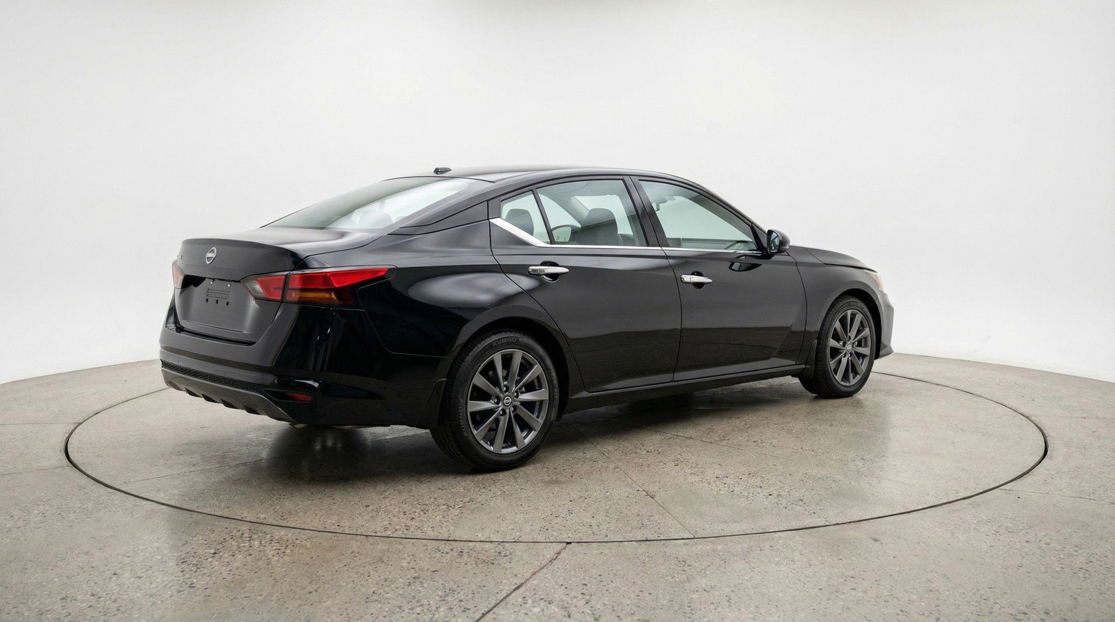 Used 2025 Nissan Altima 2.5 SV image 9