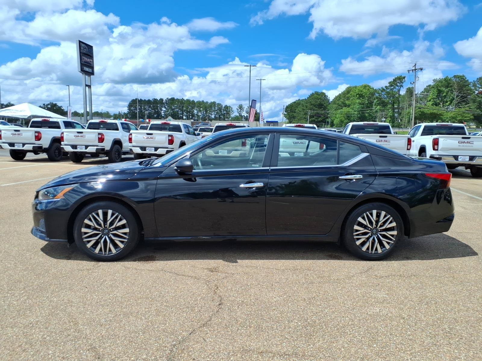 Used 2024 Nissan Altima 2.5 SV FWD image 1