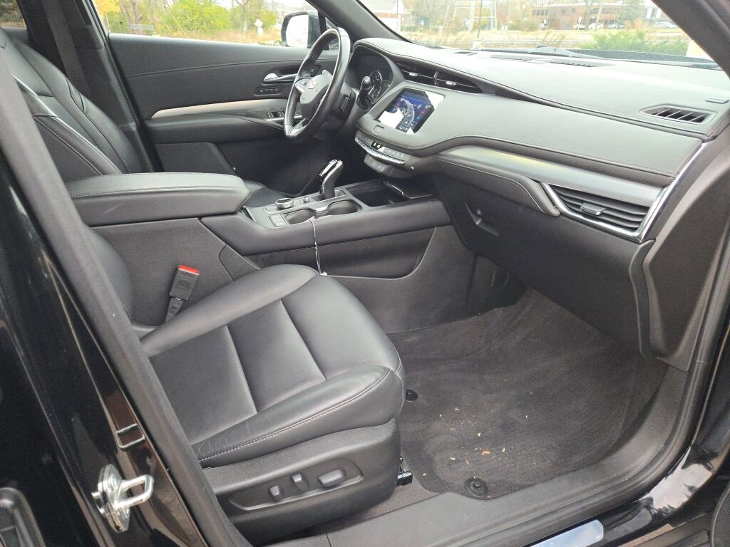 Used 2023 Cadillac XT4 Premium Luxury image 7
