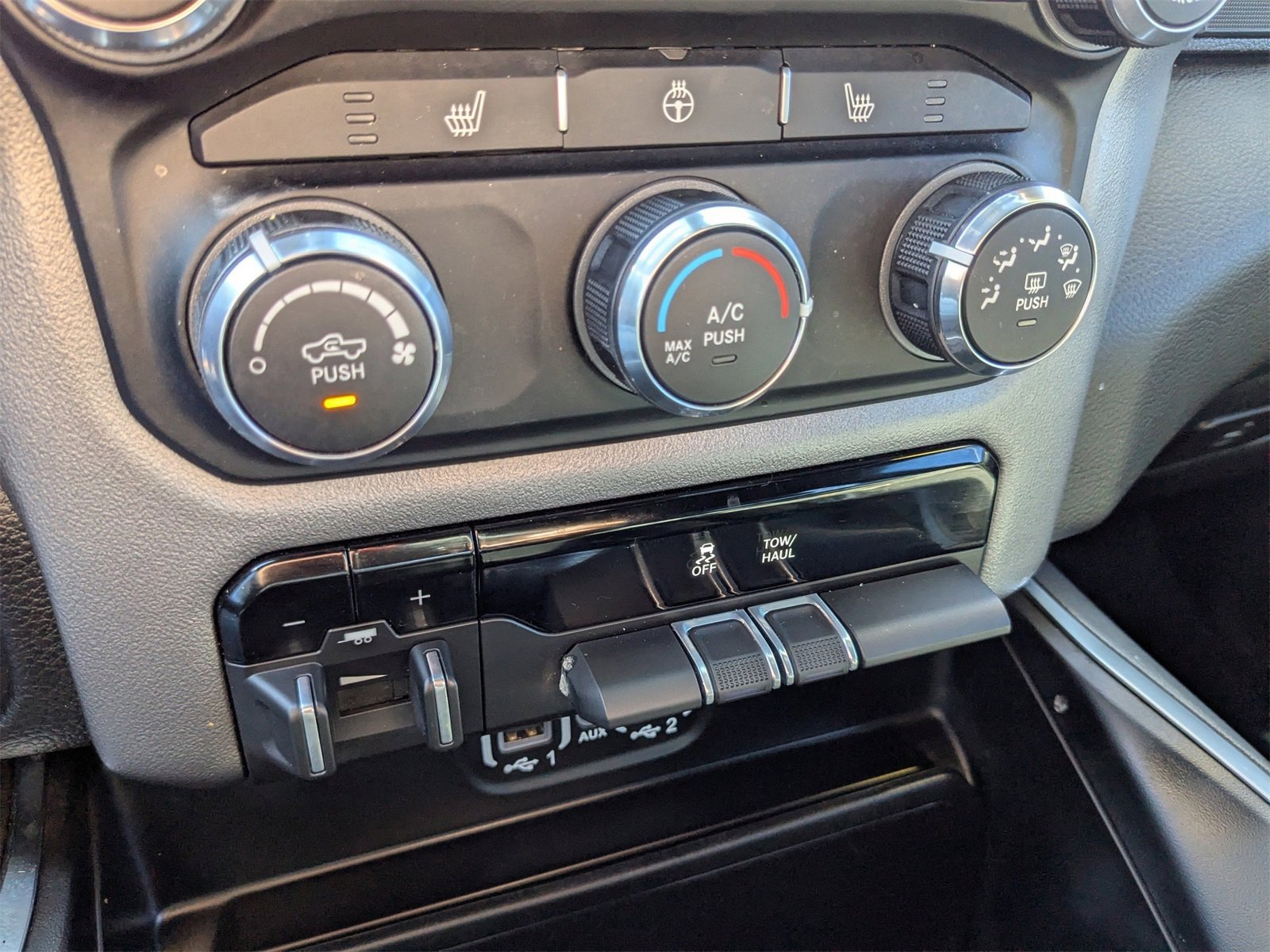 Used 2019 Chevrolet Equinox LT w/ Driver Convenience Package image 22