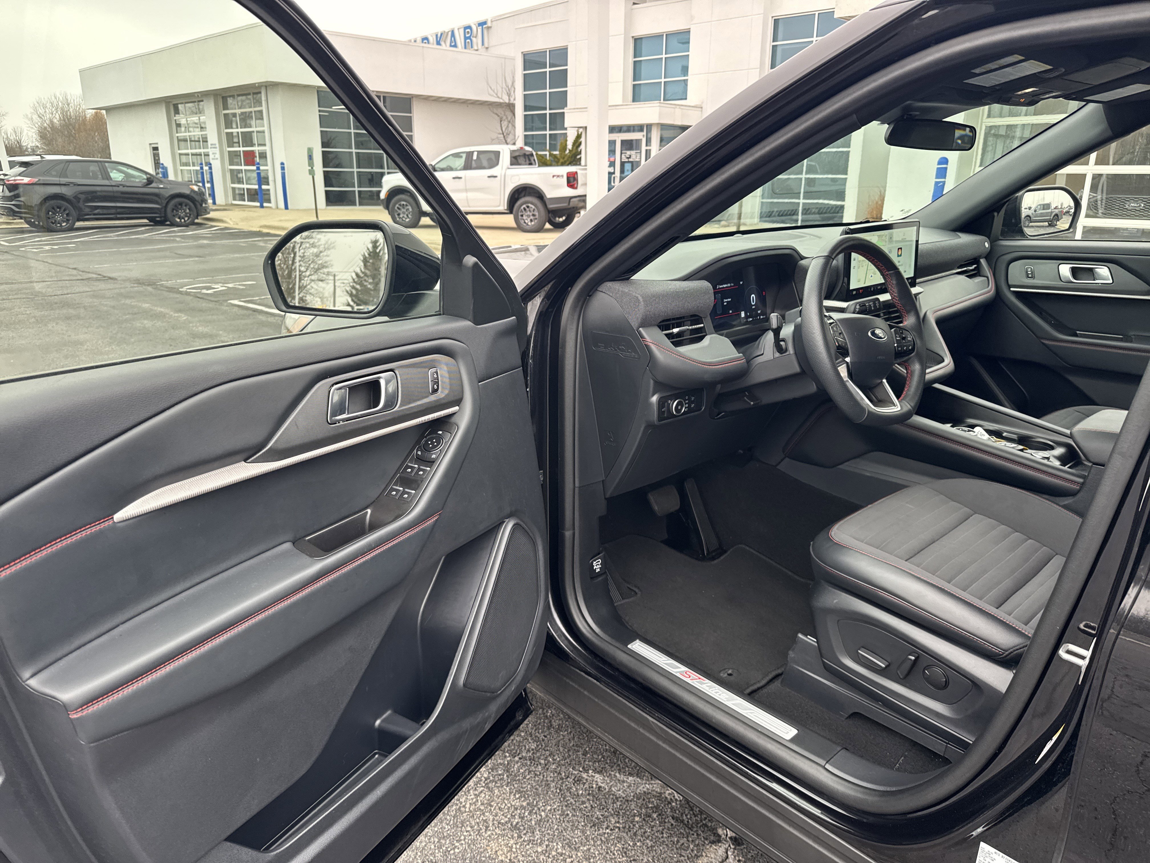 Used 2025 Ford Explorer ST-Line w/ ST-Line Street Pack image 21