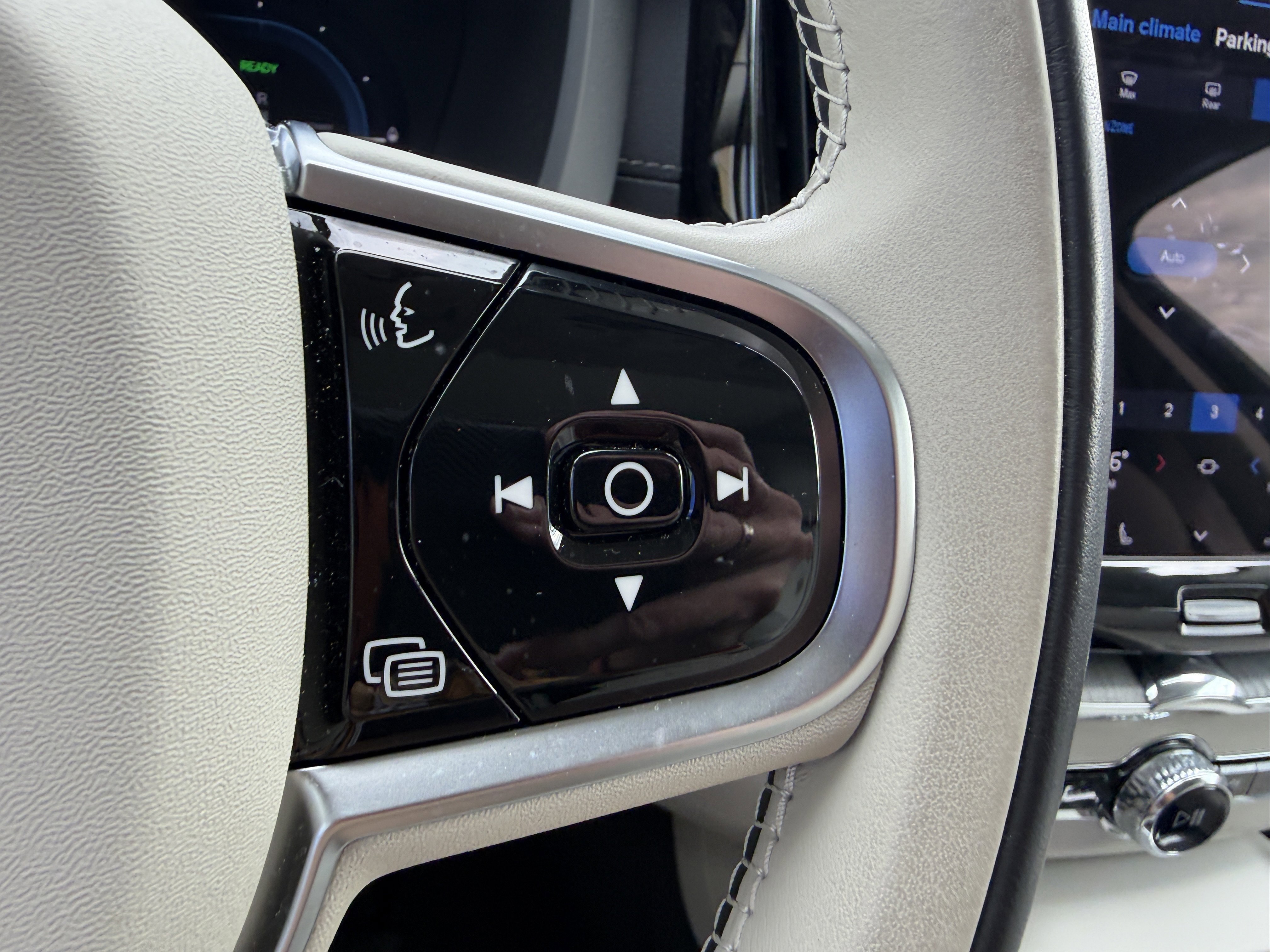 Certified 2025 Volvo XC60 T8 Ultra w/ Protection Package image 31