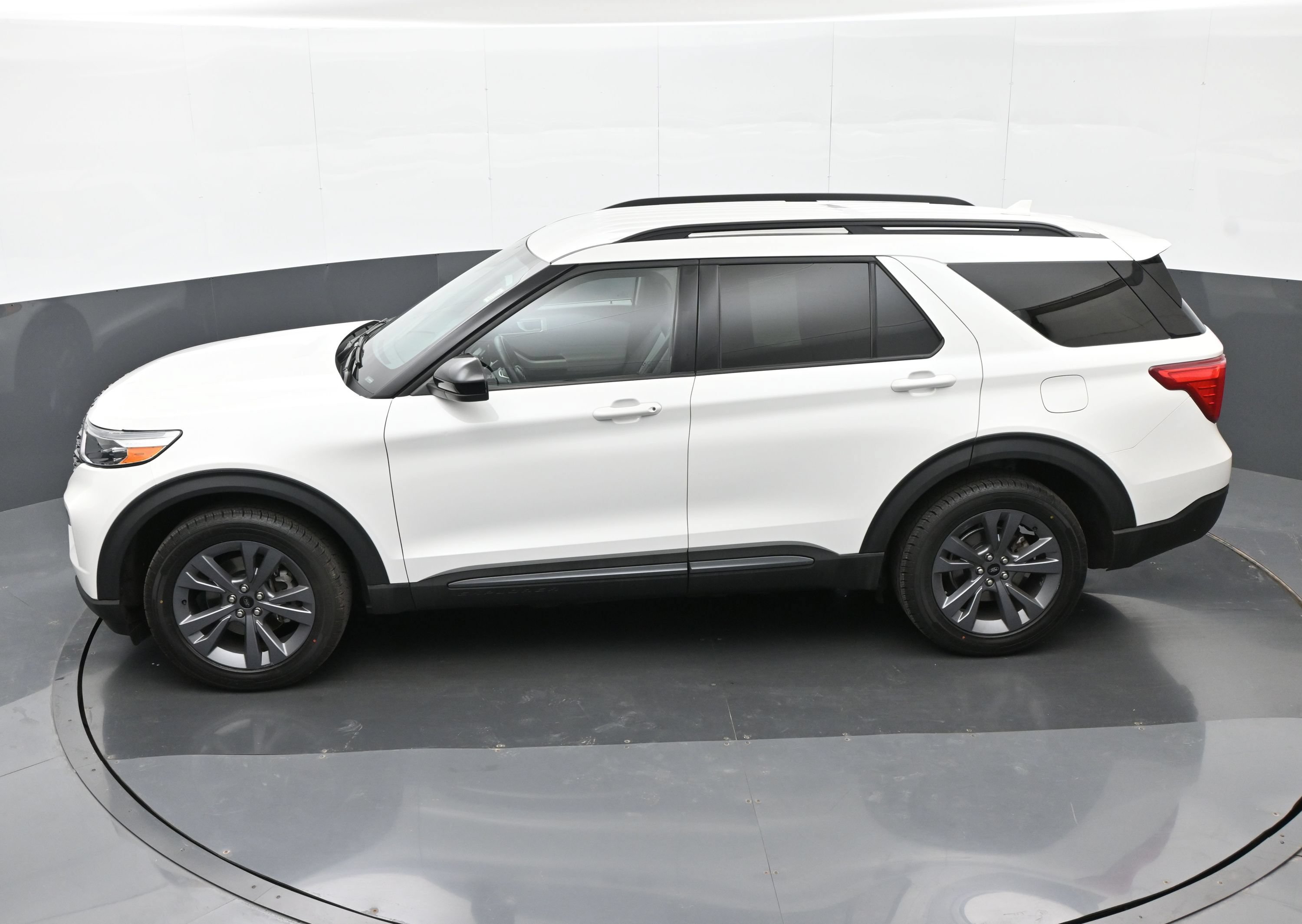 Used 2023 Ford Explorer XLT w/ Equipment Group 202A AWD/4WD image 37