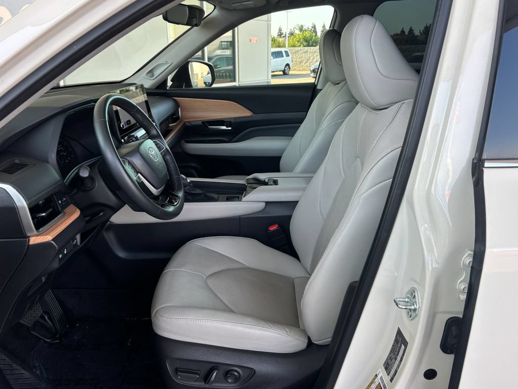 Used 2024 Toyota Grand Highlander AWD image 23