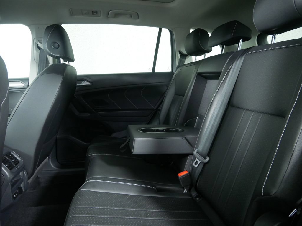 Used 2023 Volkswagen Tiguan SE w/ Panoramic Sunroof Package AWD/4WD image 16