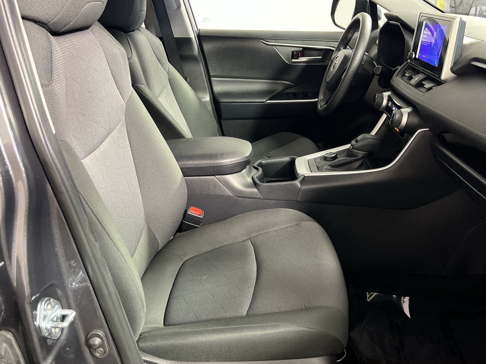 Used 2025 Toyota RAV4 XLE AWD/4WD image 28