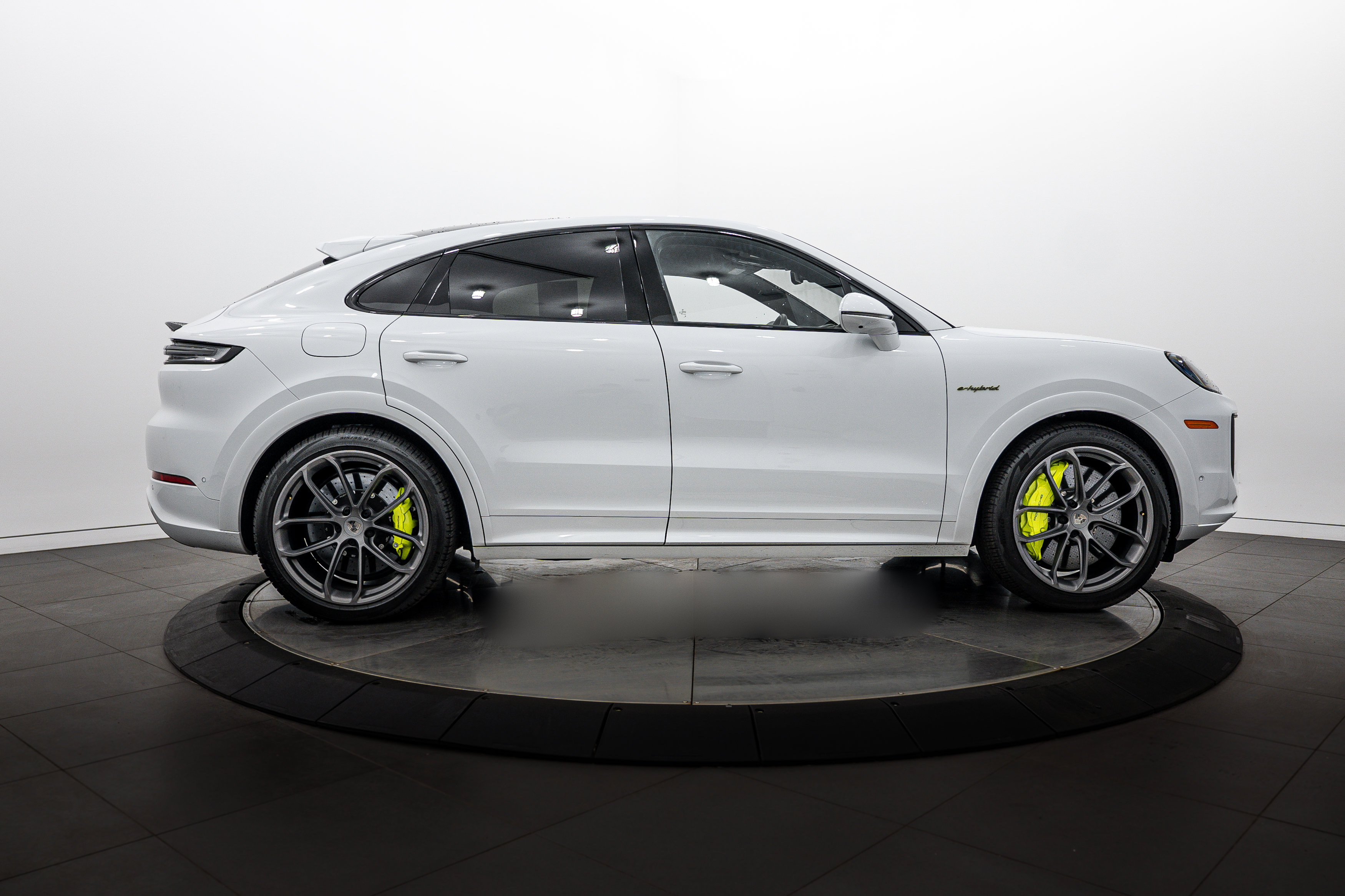 Certified 2025 Porsche Cayenne Turbo AWD/4WD image 8