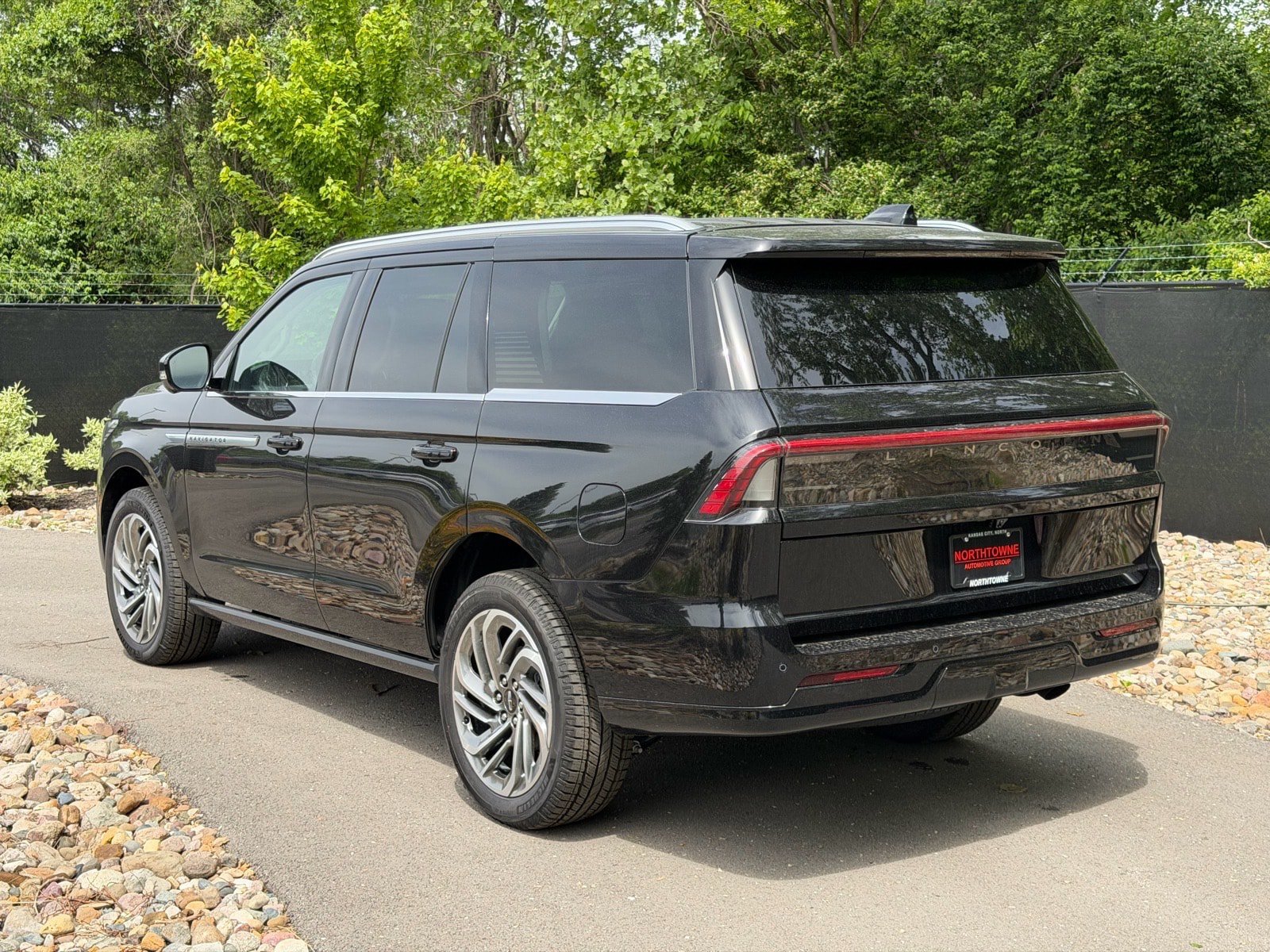 New 2026 Lincoln Navigator Reserve AWD/4WD image 3