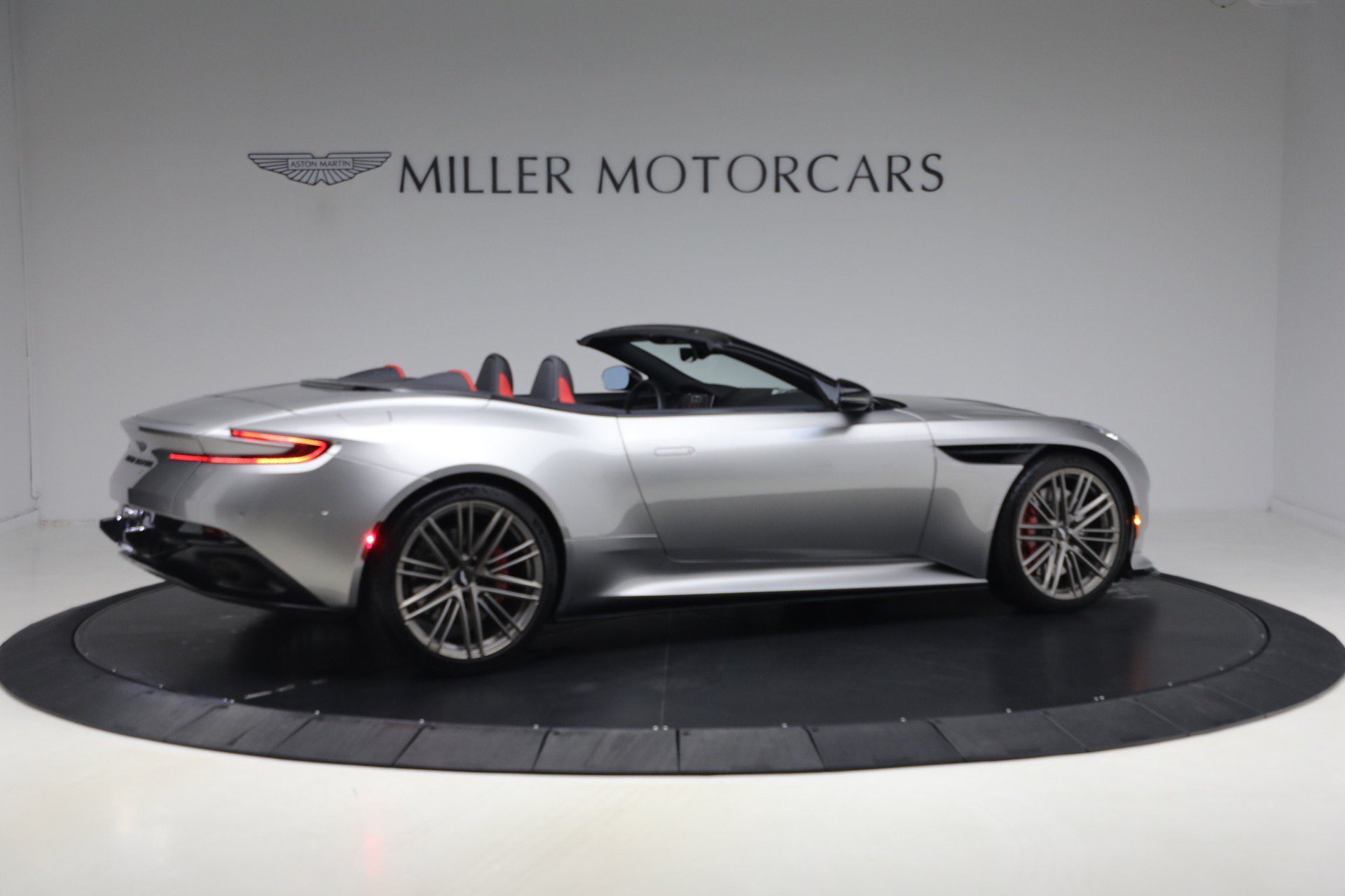 Used 2024 Aston Martin DB12 Convertible RWD image 8