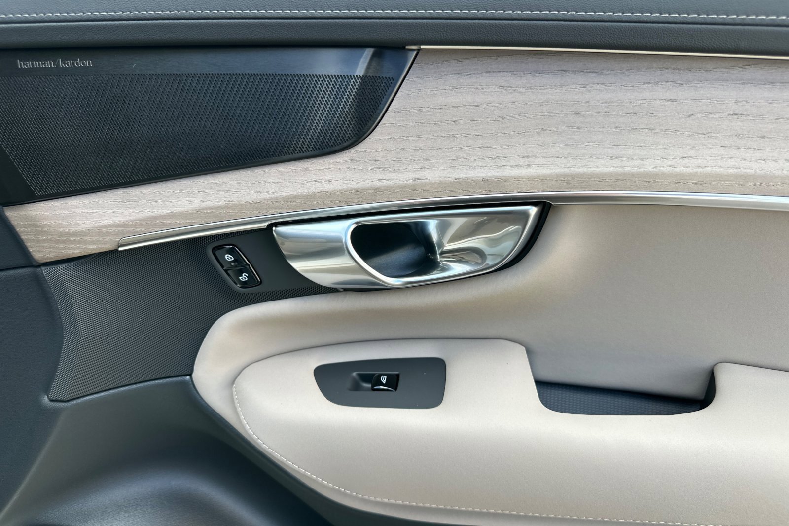 New 2026 Volvo XC90 B6 Plus w/ Protection Package Premier image 20