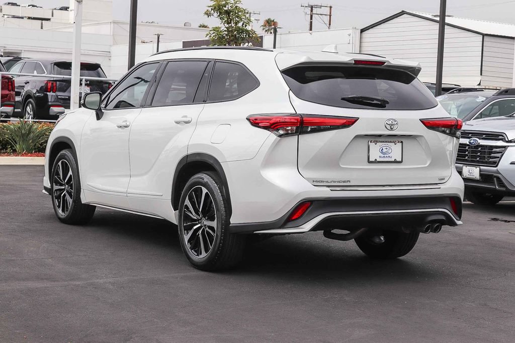 Used 2022 Toyota Highlander XSE FWD image 7