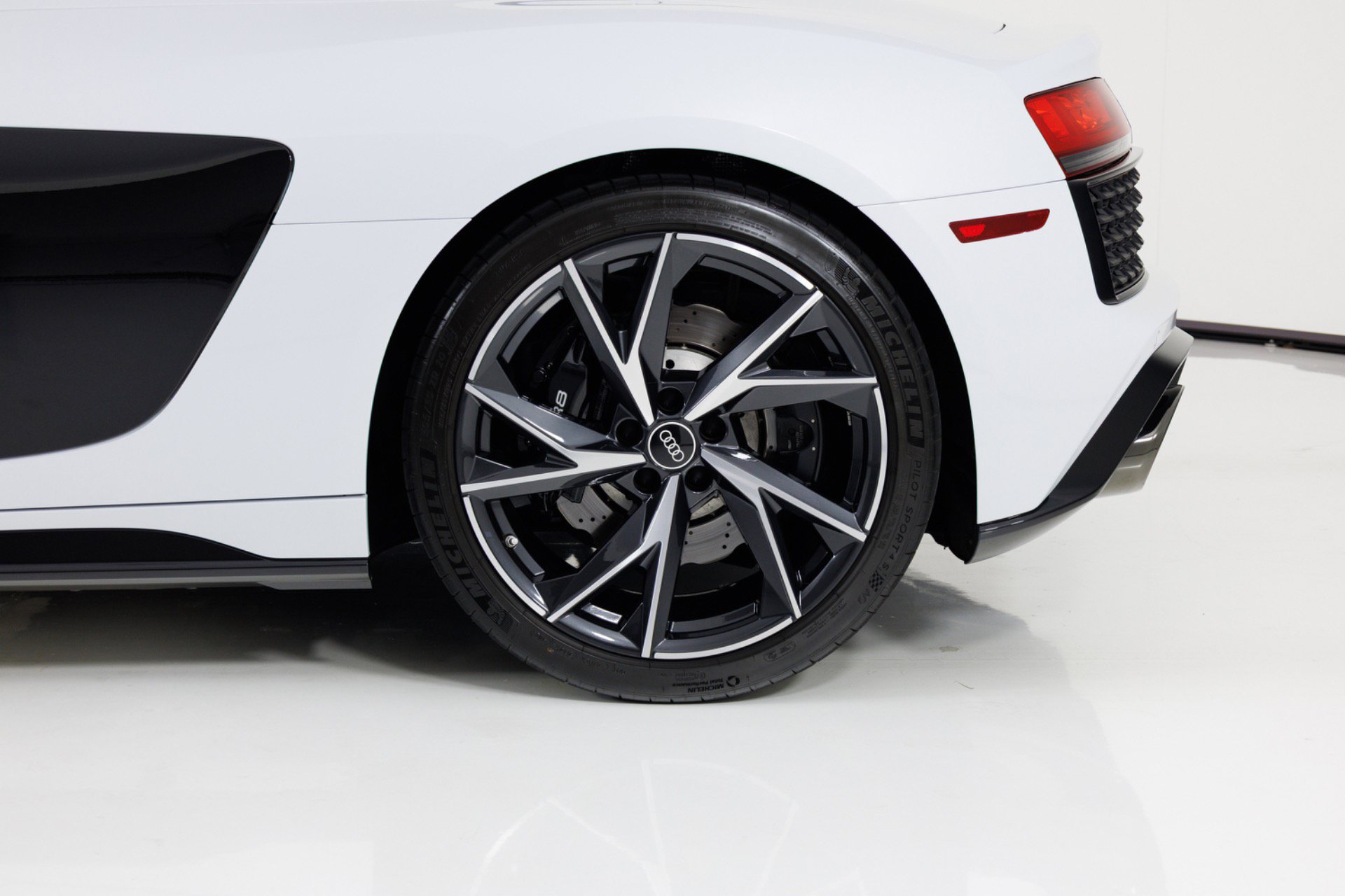 Used 2022 Audi R8 V10 w/ Premium Package RWD image 12