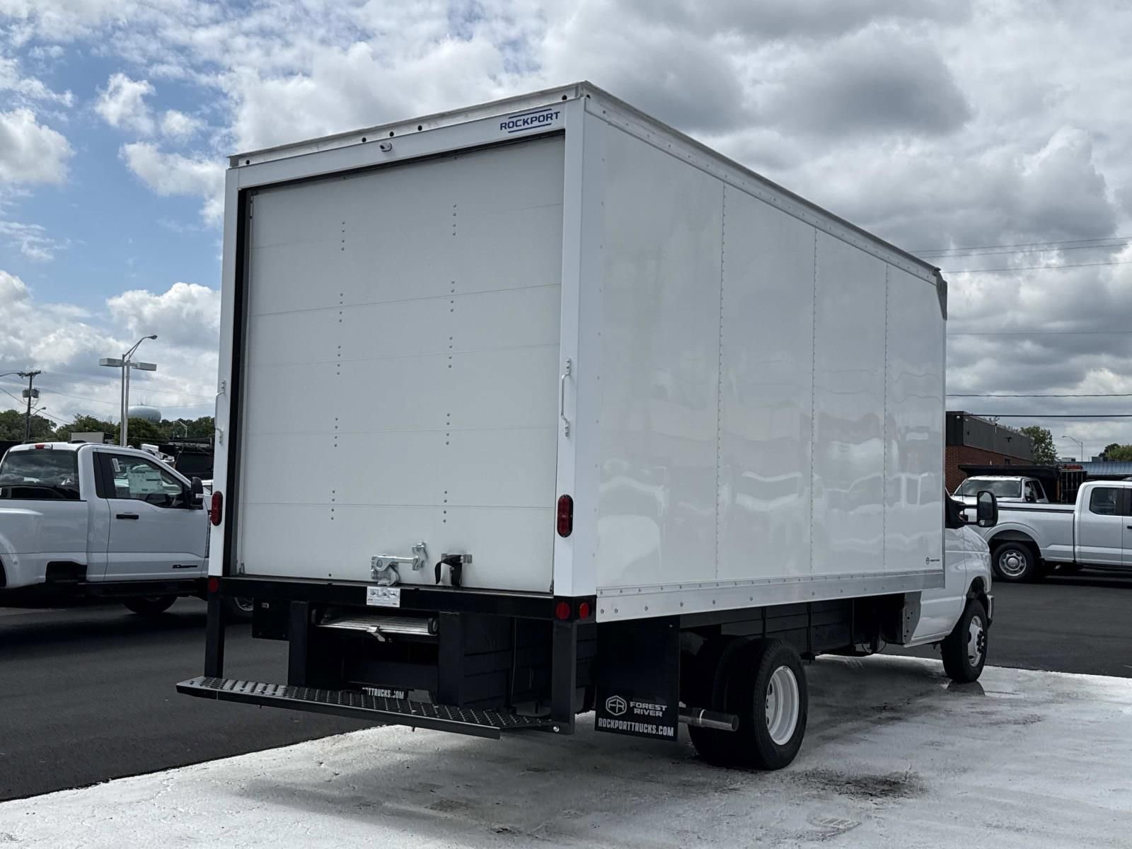New 2027 Ford E-450 and Econoline 450 Super Duty w/ Power Equipment Group RWD image 3
