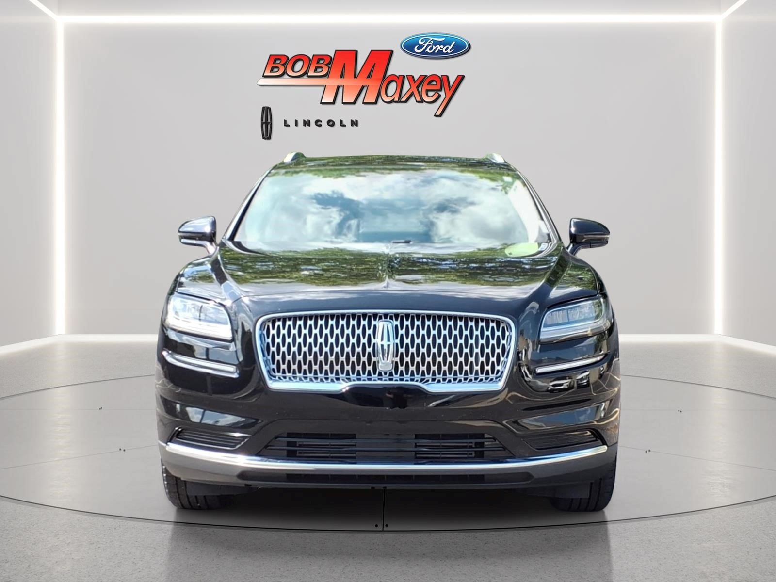 Used 2023 Lincoln Nautilus AWD w/ Premium Package image 2