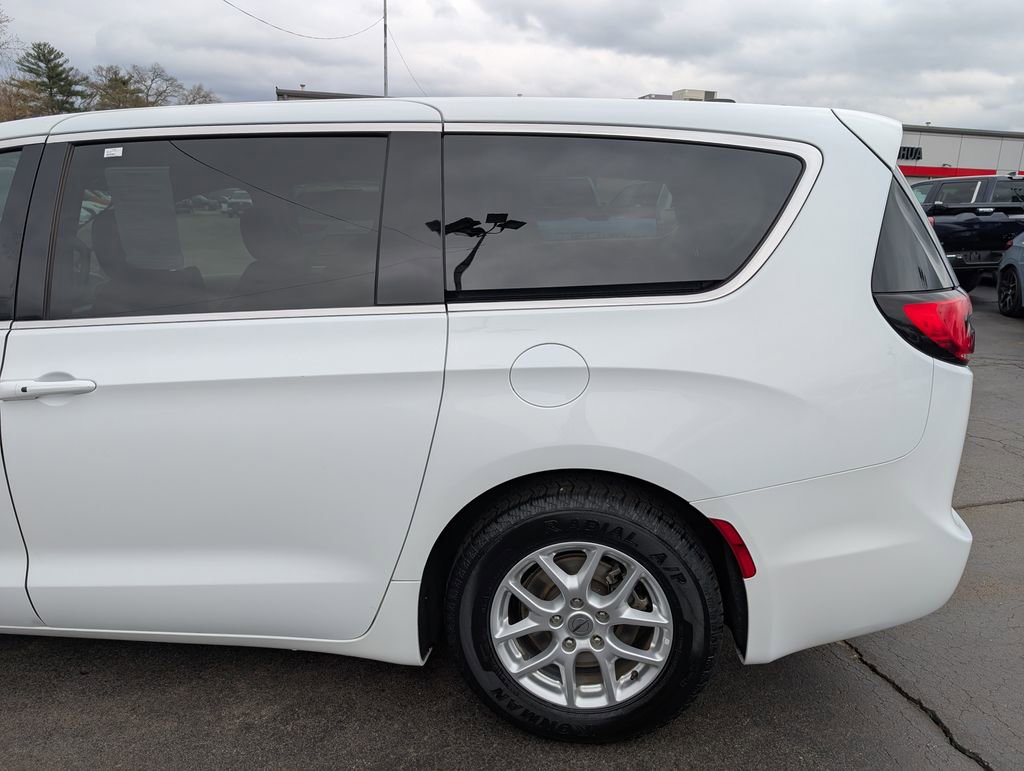 Used 2023 Chrysler Pacifica Touring-L FWD image 4