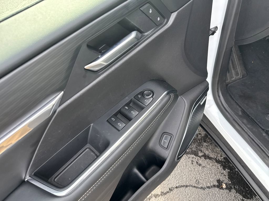 Used 2025 GMC Acadia Elevation image 12