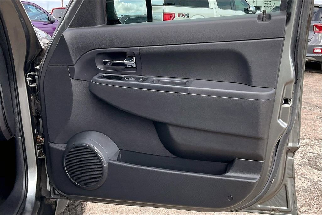 Used 2012 Jeep Liberty Sport w/ Driver Convenience Group image 27