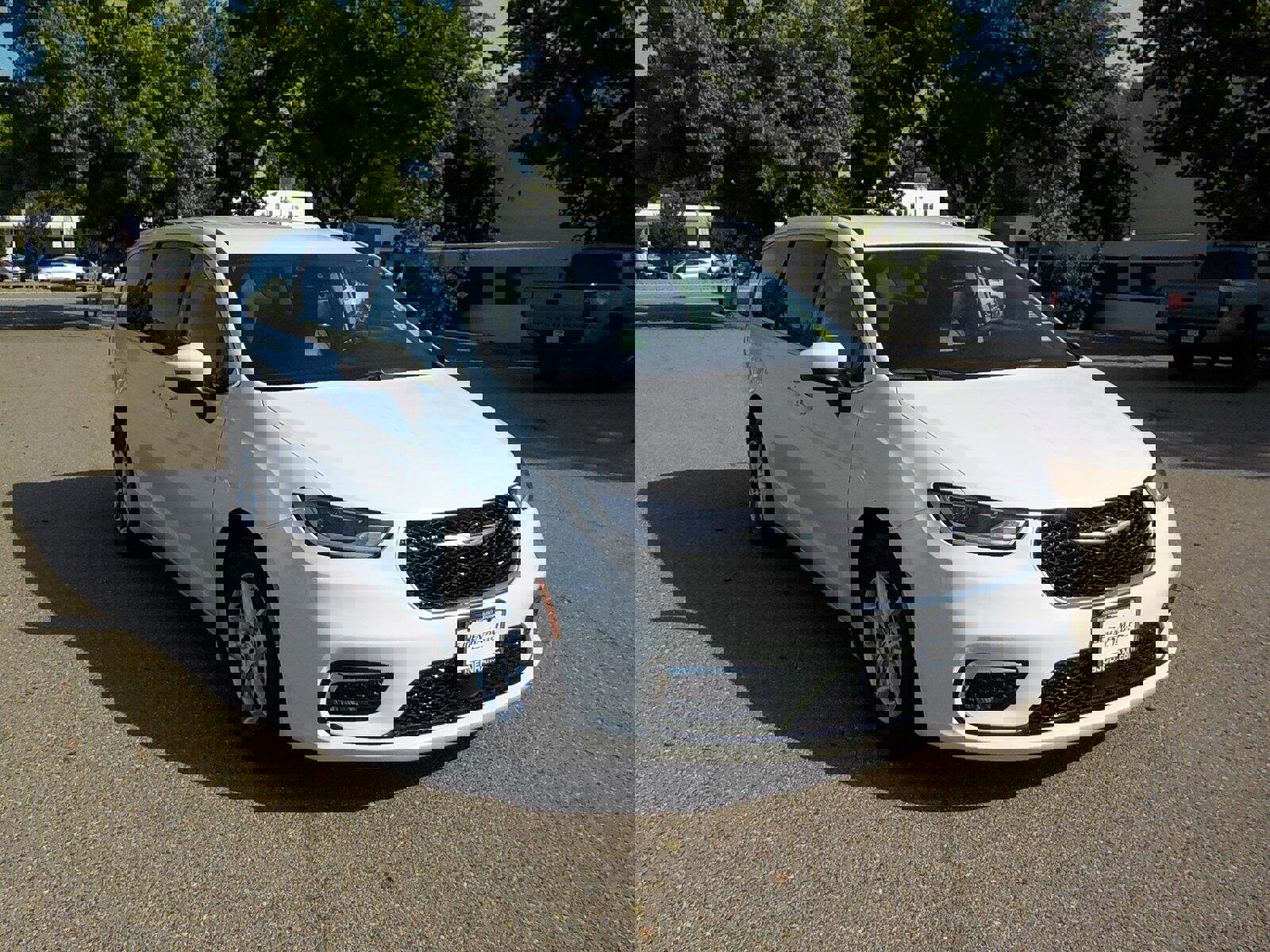 Used 2023 Chrysler Pacifica Touring-L image 5