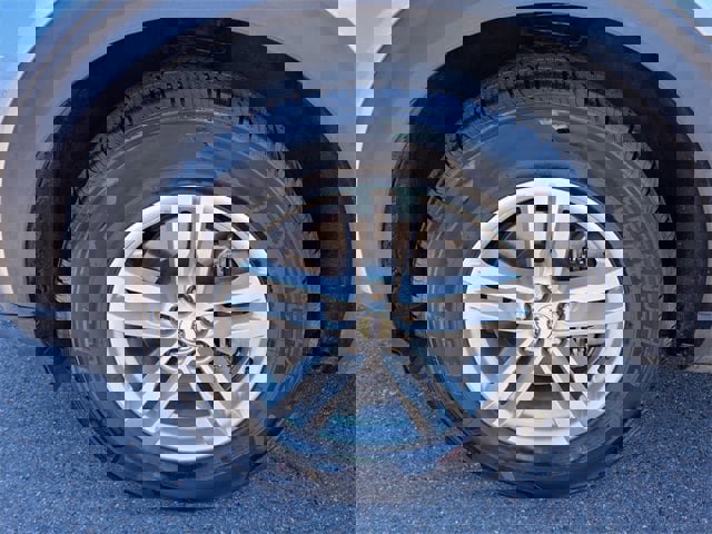 Used 2020 Ford Explorer XLT w/ Equipment Group 202A image 9