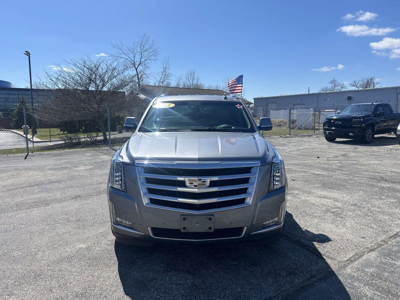 Used 2018 Cadillac Escalade Luxury AWD/4WD image 2
