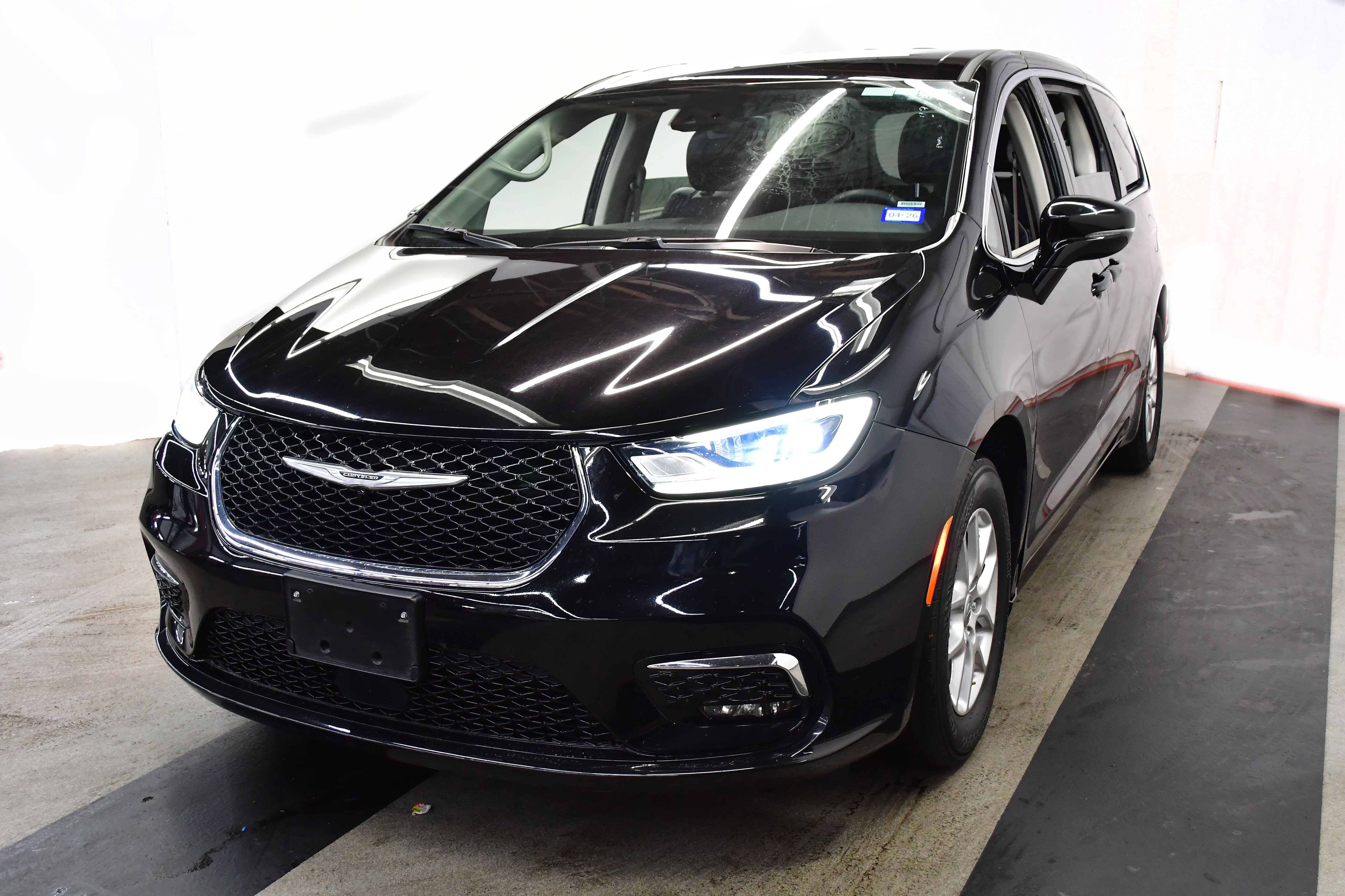 Used 2024 Chrysler Pacifica Touring-L image 5