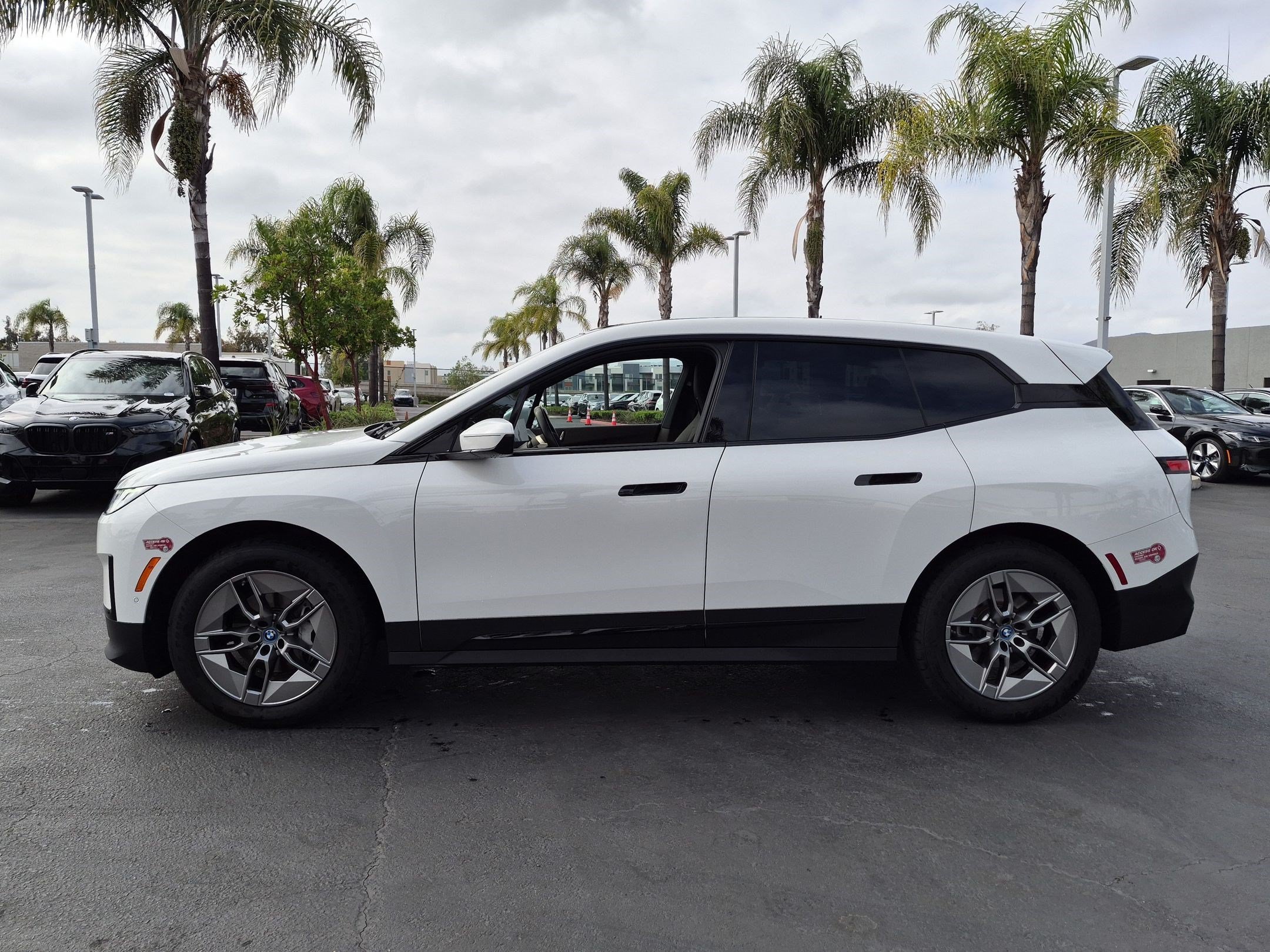 Used 2023 BMW iX xDrive50 AWD/4WD image 7