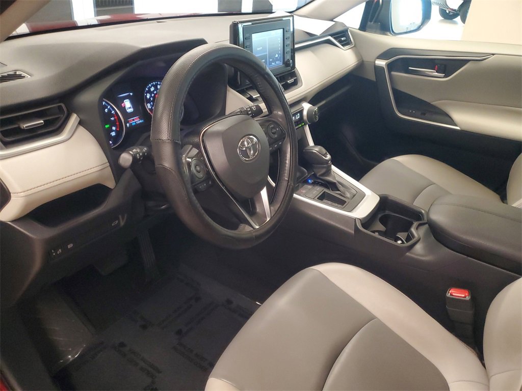 Used 2019 Toyota RAV4 XLE Premium image 16