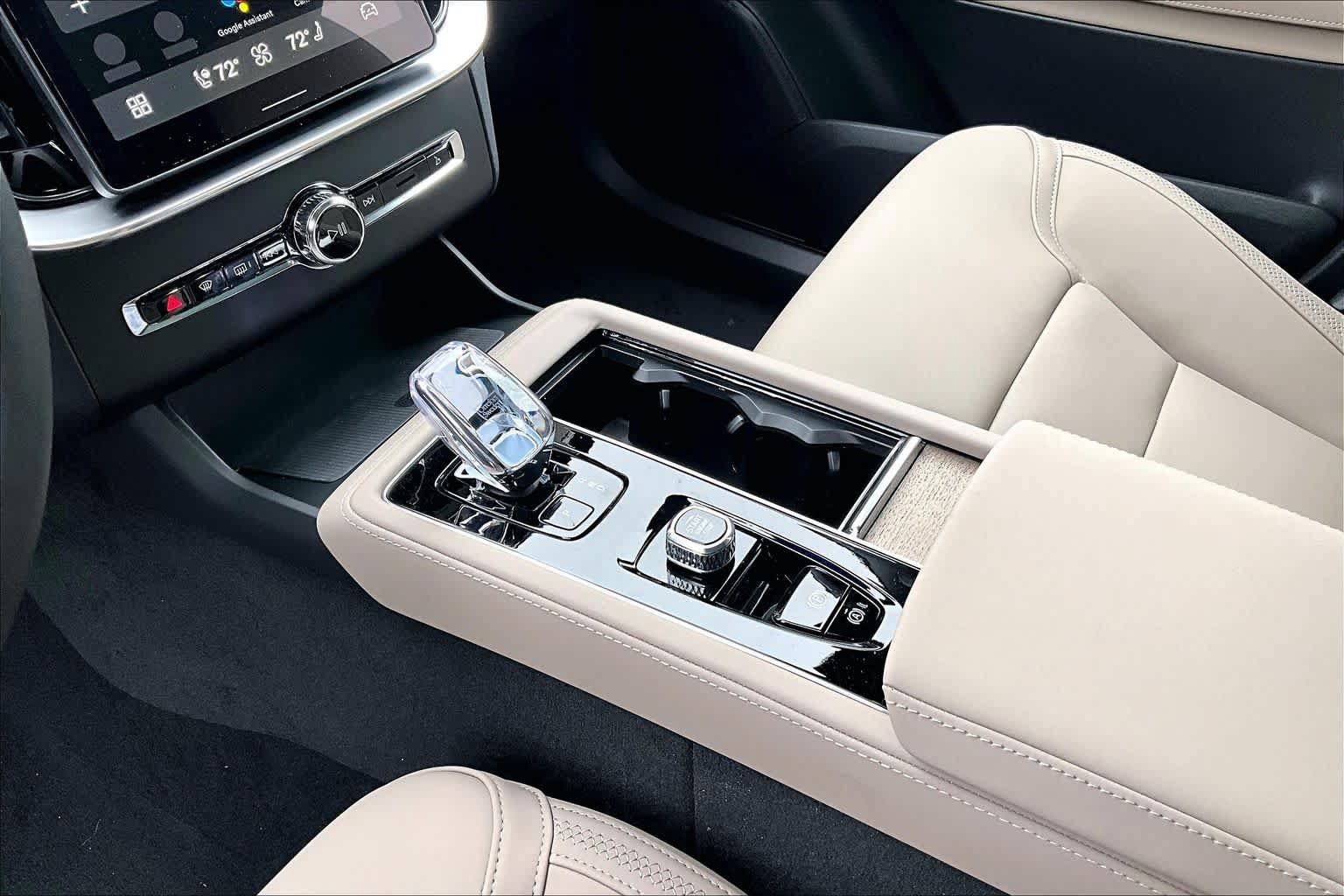 New 2026 Volvo XC90 B6 Plus w/ Protection Package Premier AWD/4WD image 9
