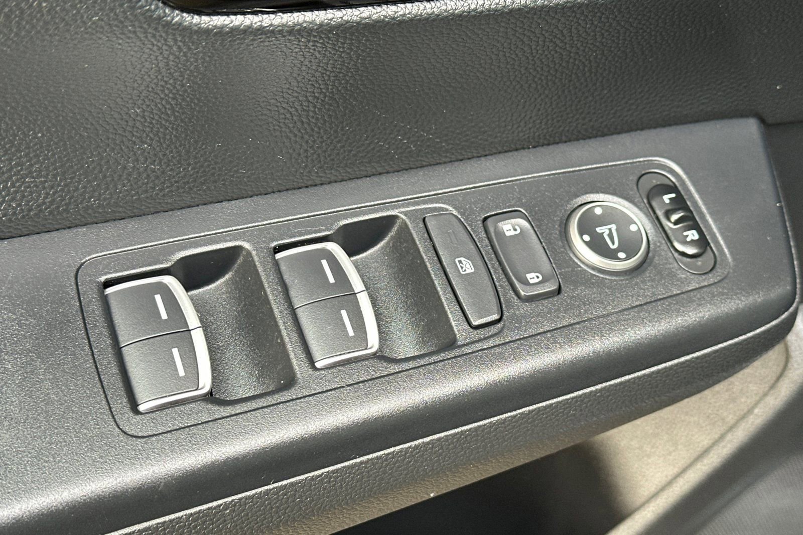 Used 2025 Honda CR-V EX-L image 12