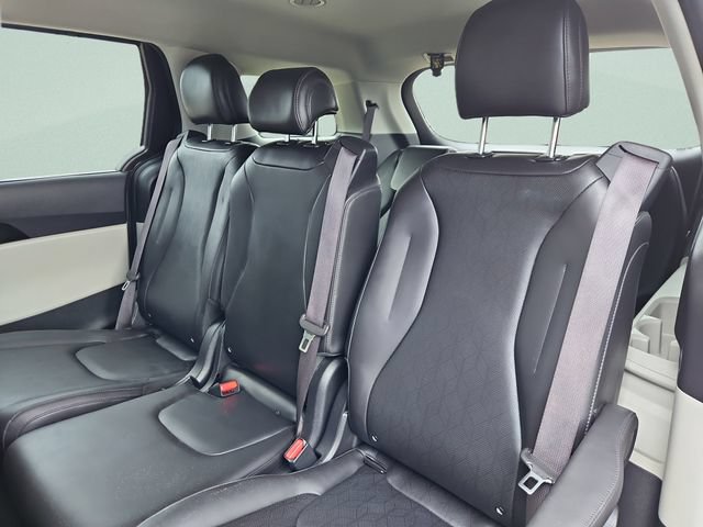 Used 2023 Kia Carnival EX FWD image 25