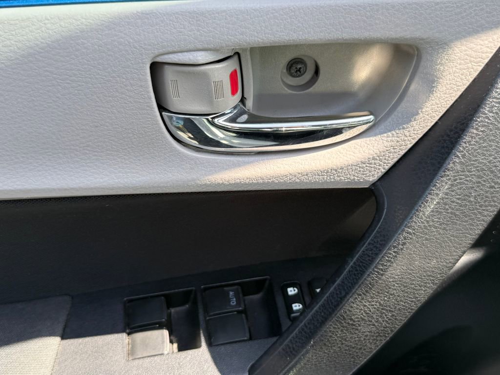 Used 2015 Toyota Corolla LE FWD image 5