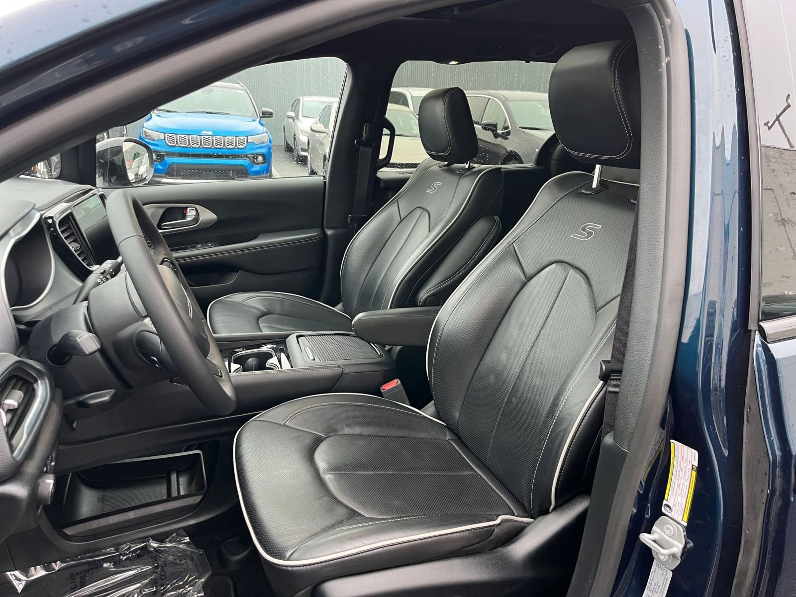 Used 2025 Chrysler Pacifica Limited image 40