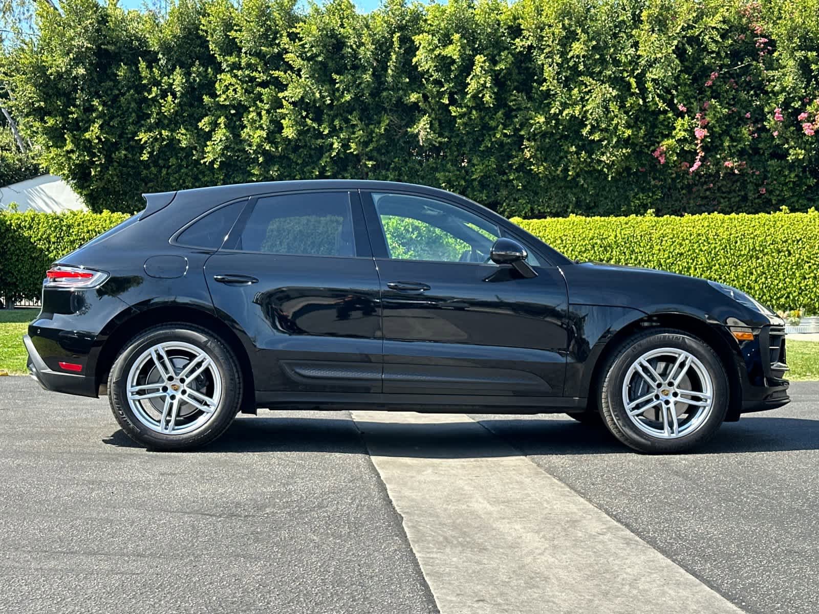 Certified 2025 Porsche Macan AWD/4WD image 9