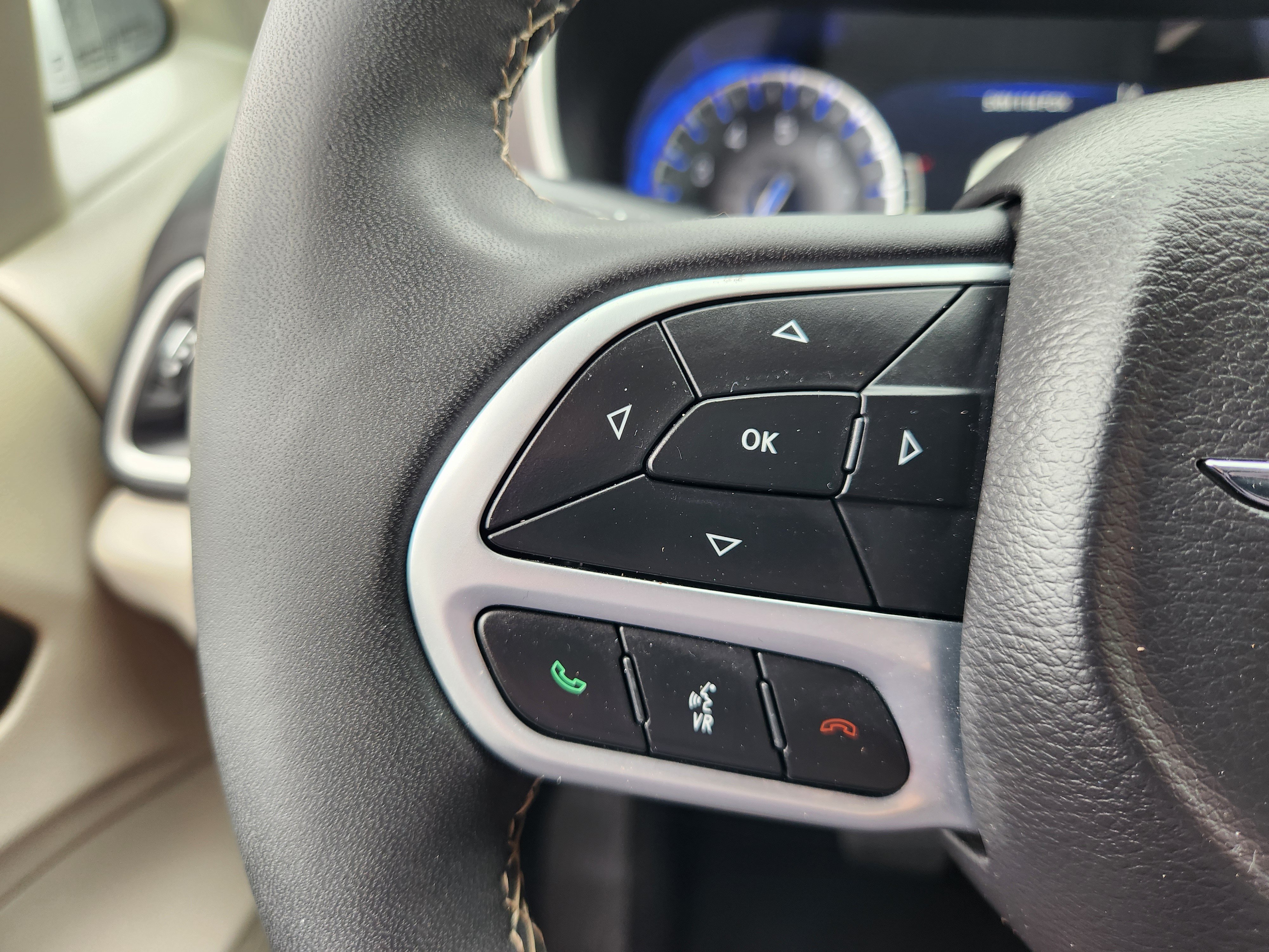Used 2024 Chrysler Pacifica Touring-L FWD image 30