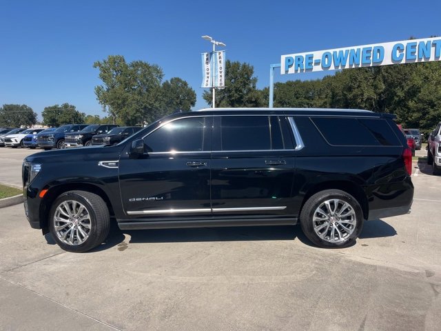 Used 2021 GMC Yukon XL Denali w/ Denali Premium Package image 3