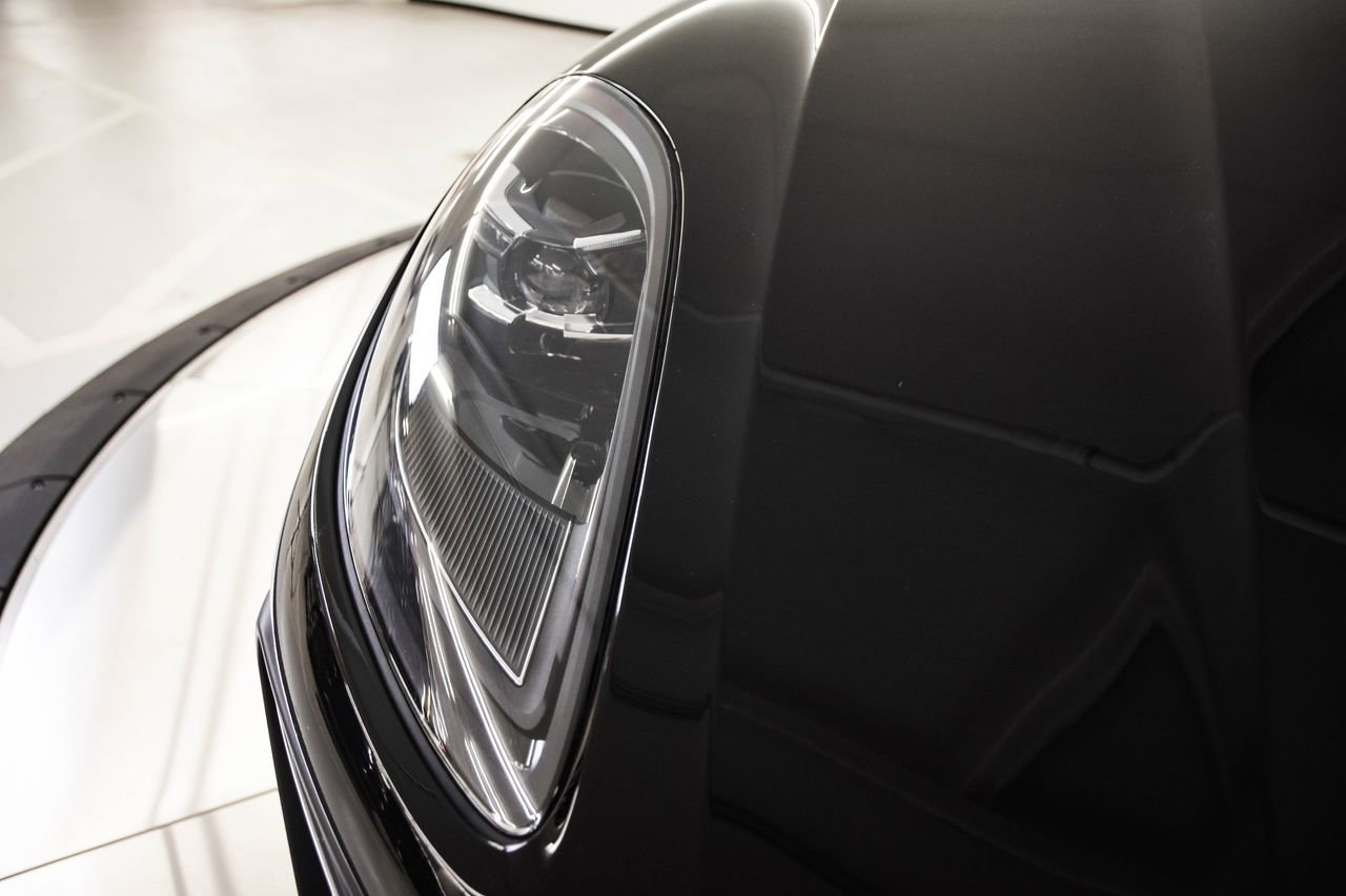 Certified 2026 Porsche Macan image 13