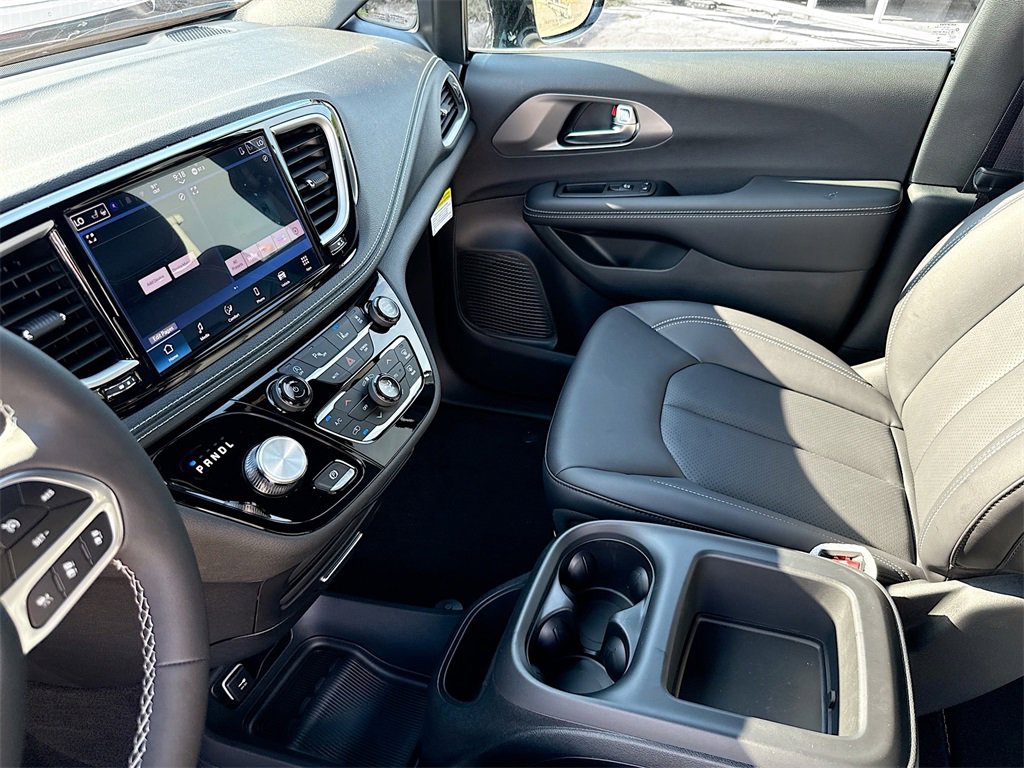 New 2026 Chrysler Pacifica Select image 24