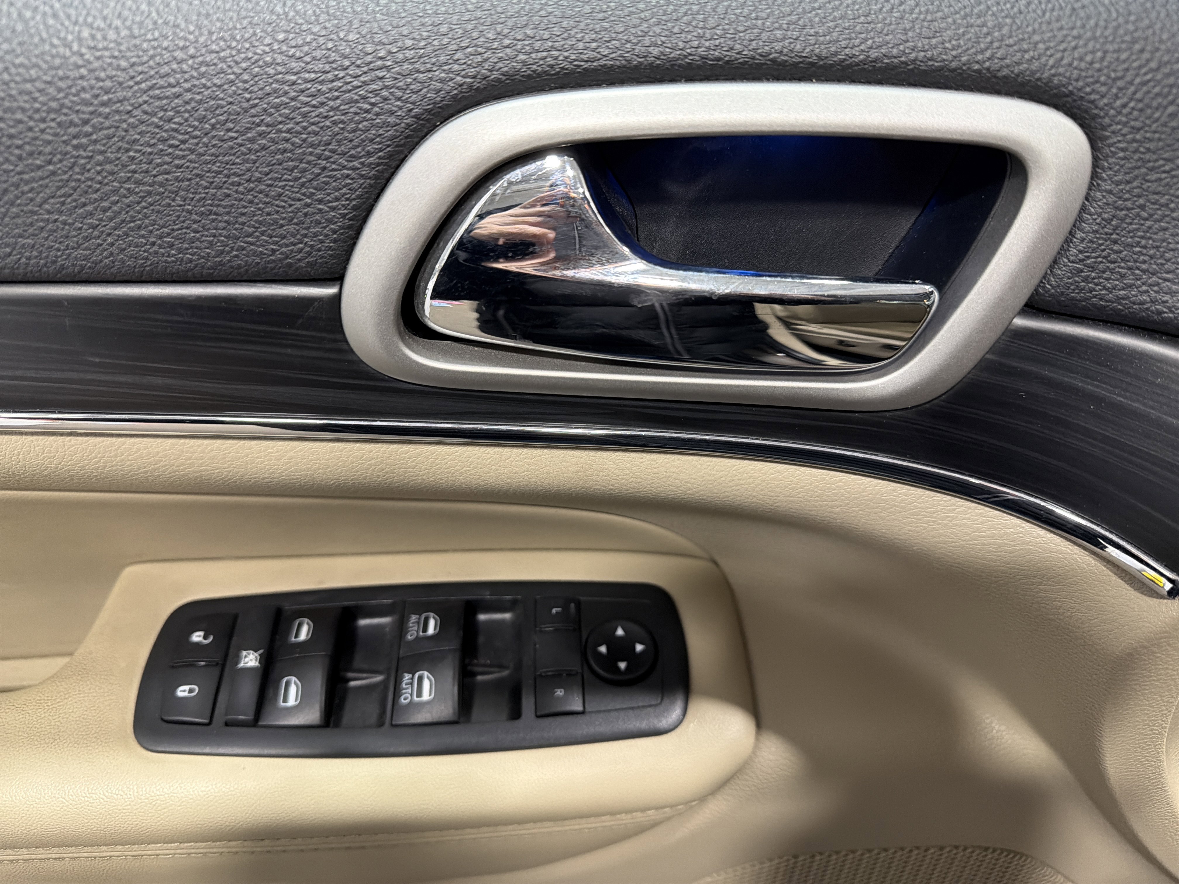 Used 2020 Jeep Grand Cherokee Limited w/ Luxury Group II image 16