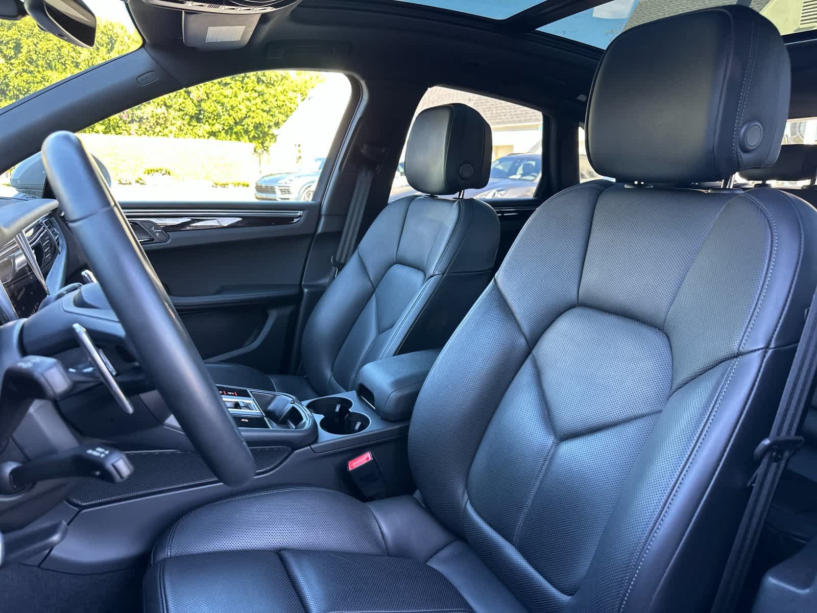 Certified 2025 Porsche Macan AWD/4WD image 5