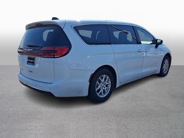 Used 2025 Chrysler Pacifica Select image 4