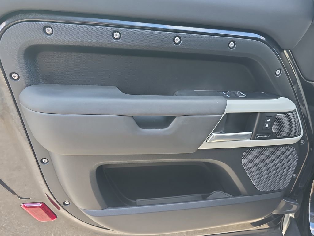 Used 2024 Land Rover Defender 90 S image 23