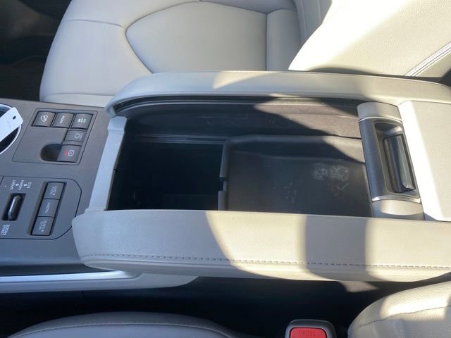 Used 2024 Toyota Highlander XLE image 12