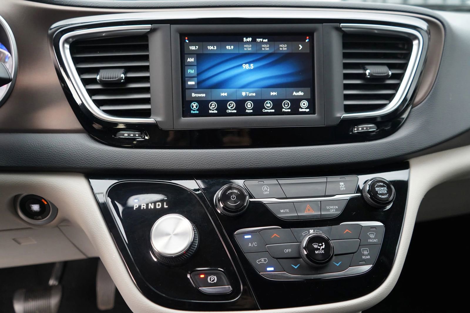 Used 2021 Chrysler Voyager Lxi image 11