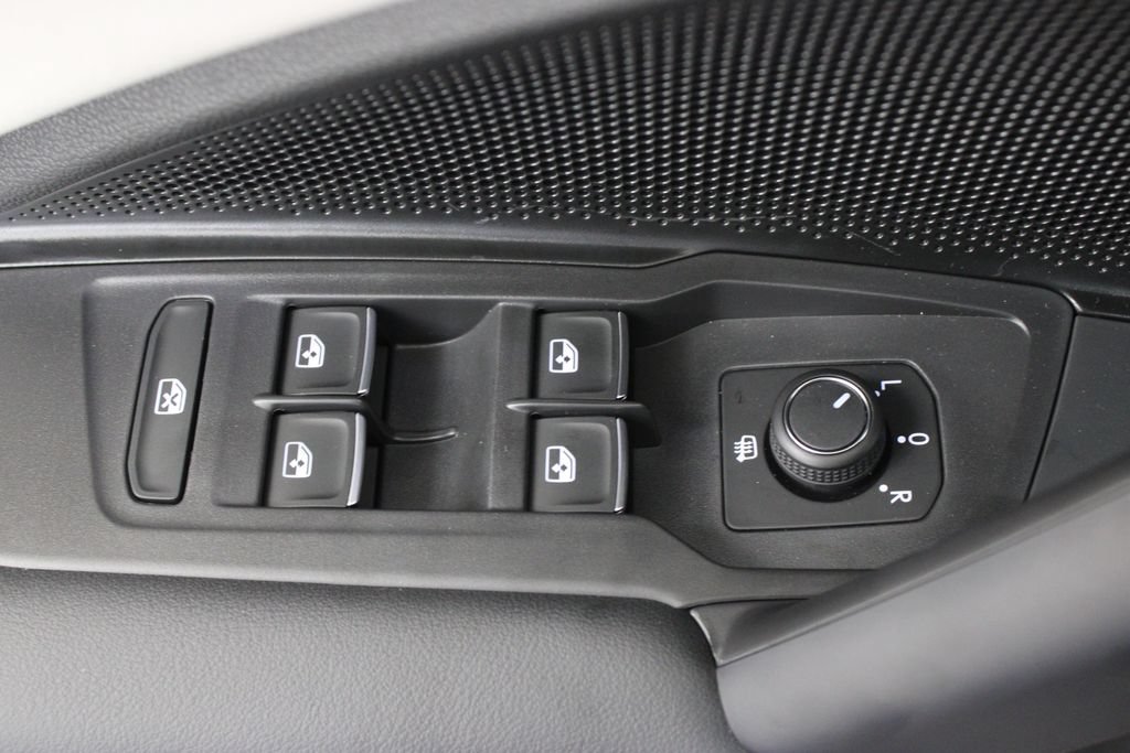 New 2026 Volkswagen Tiguan SE FWD image 17