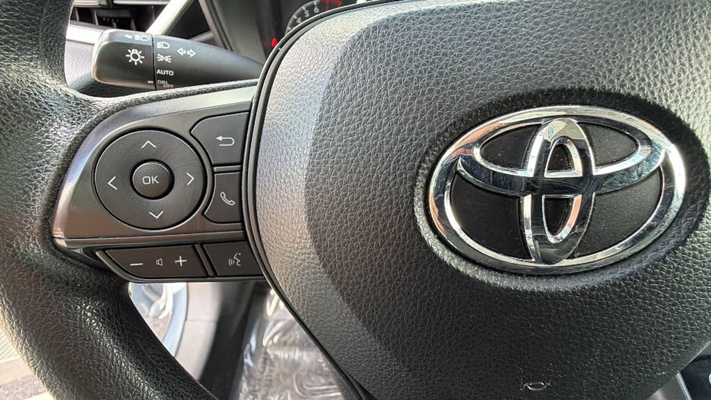 Used 2022 Toyota Corolla LE FWD image 19