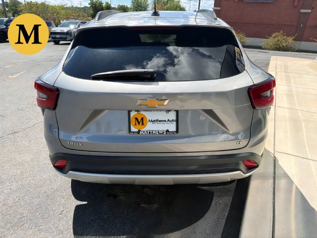 Used 2024 Chevrolet Trax LT w/ Sunroof Package FWD image 12