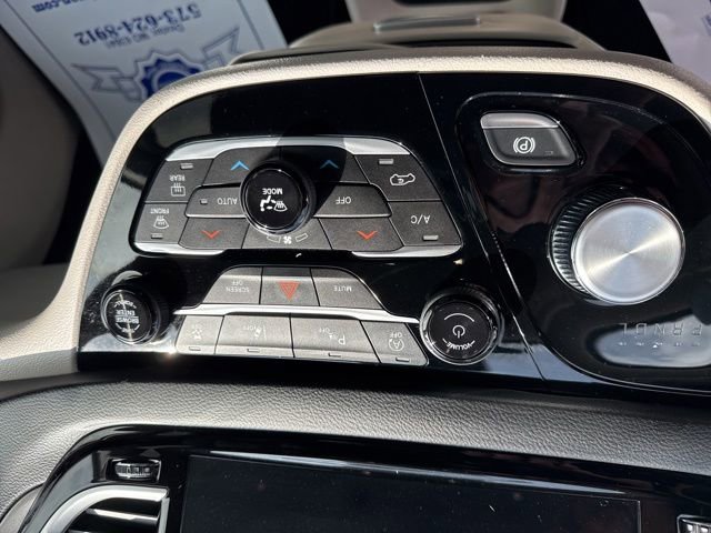 Used 2023 Chrysler Pacifica Touring-L FWD image 16