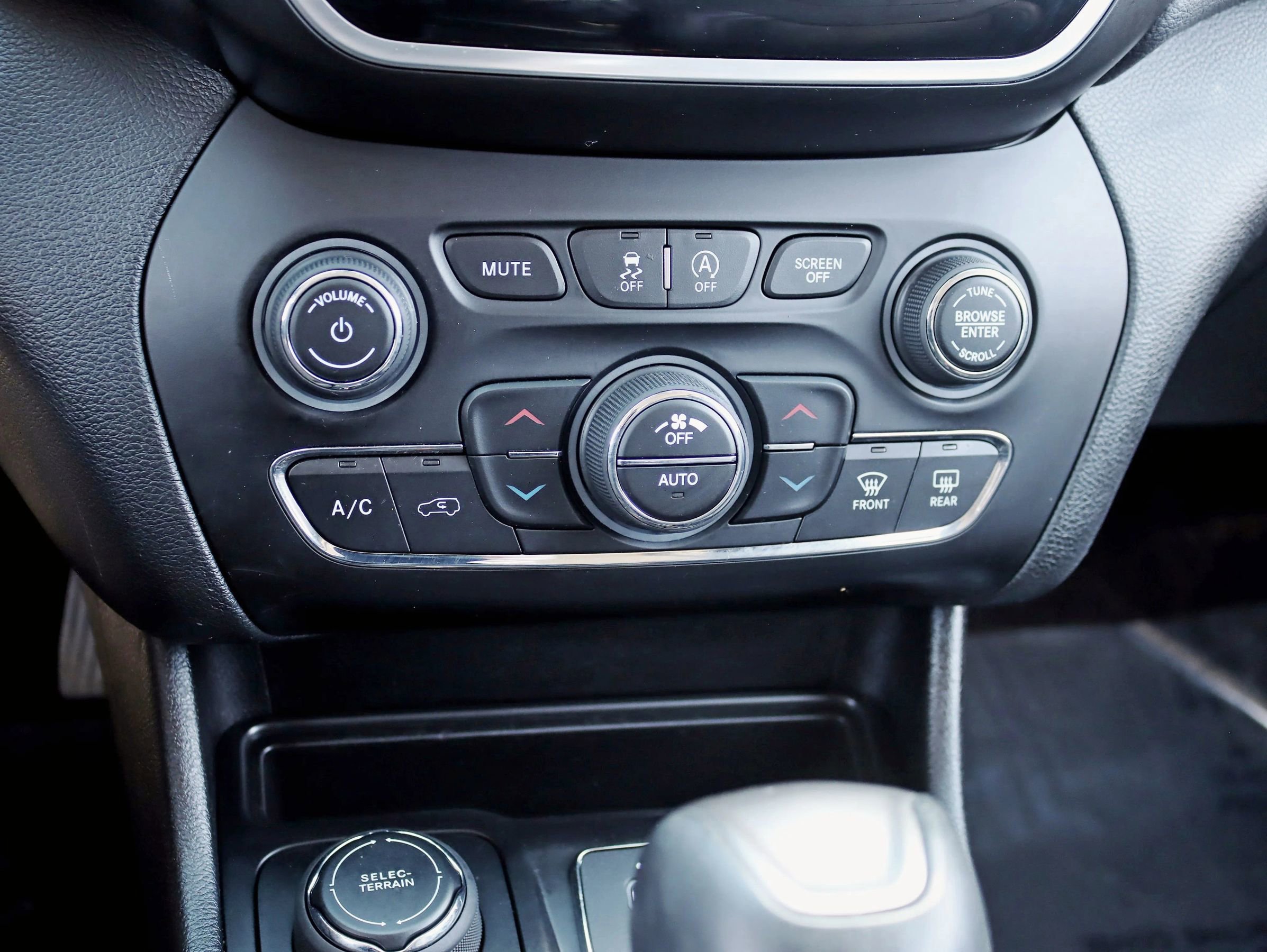 Used 2019 Jeep Cherokee Limited image 27